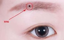 代表性格和命运的特征?探究眉毛内侧痣和眉上痣在女性和男性眉形中所呈现的意义
