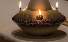 头七期间,家人是否真的不应该住在丧屋内?同时,探讨一下关于头七期间供饭的传统规矩