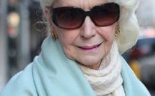 突然进入了我的梦境,她的气质像极了家人一般地温暖和蔼:遇见一位令人感到亲切的年长女性在我的梦里闪现