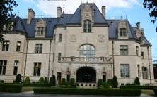 在梦中遇见亿万富翁:一个闪耀着财富和奢华的惊人梦境