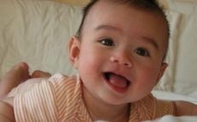 使用五个字的谚语表达世间定律,解释额头痣的重要性:千金易得,而额头痣难求