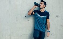 我们将彼此紧握双手,共同穿越时间的漫长岁月,直至永恒长存──我愿与你永恒相伴