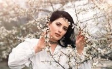 如何解读手相中食指和中指下方的田字纹?