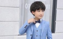 在梦中出现了一个小男孩,我拥抱着他的情景让我感到无比惊奇和不安