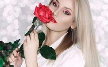 令左右手相对而写的独特书写方式:跨手笔法