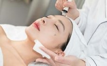 梦见在公共场合给老人让座所表现的象征意义是什么?