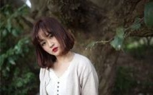 优美迷人,身材高大,优雅迷人的桃花男人:一场诱人心魂的美丽与神秘相遇!