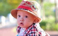 纱,一位父亲主动为女儿起名,在注重个性化的前提下,通过使用“绮纱”这个意蕴丰富的字眼来报以对女儿的浓厚情感