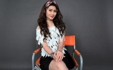 在决定是否信任算命师对手相的解读时,需要考虑哪些因素?