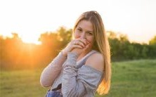 看手相和算命并非同一概念,前者是一种古老的艺术,旨在通过手掌上的线条和纹理来解读个人命运,而并非其它形式的命运预测