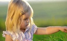 带有金色字体配合属蛇女性命名的女孩名字推荐