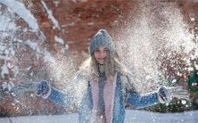 女人是否会因为会右手川字掌而更容易招来贵人相助，从而拥有幸福美满的婚姻呢？