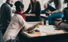 什么是梦见给女儿洗澡的象征意义？这个梦境可能代表什么样的情感体验？